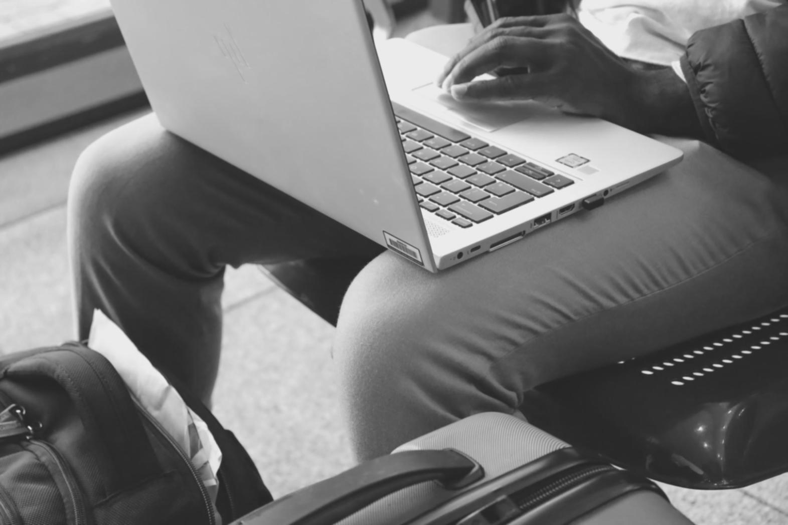 Bureau moderne avec analyse financière